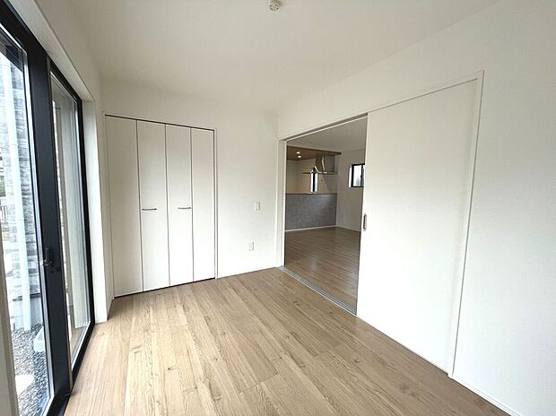 【洋室】リビングとつなげて使うこともできる1階5帖洋室！