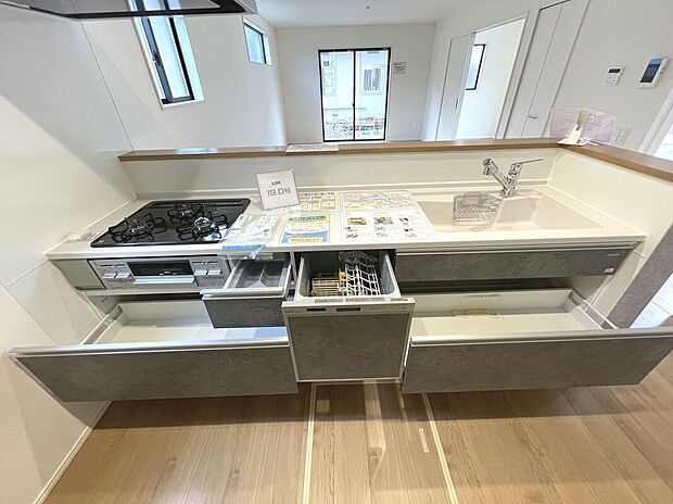 【キッチン】収納豊富なシステムキッチン！食器洗浄乾燥機付き♪