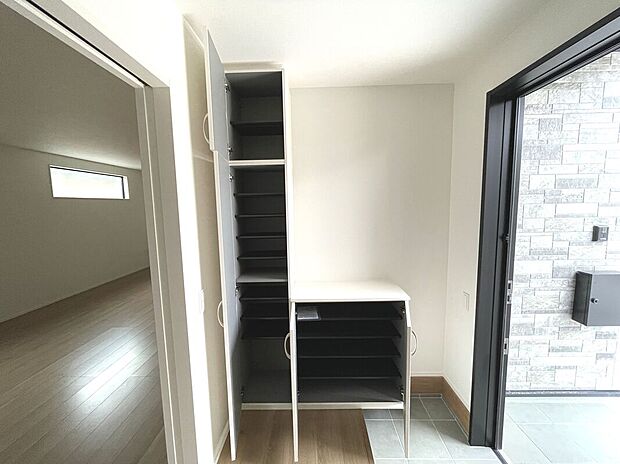 【玄関】シューズボックス付きで玄関すっきり！