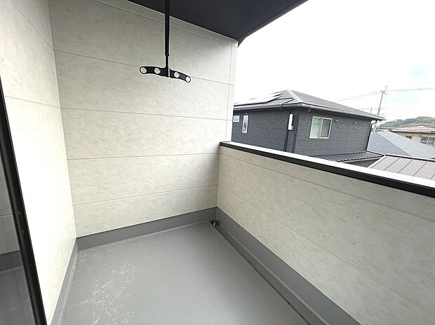 【バルコニー】バルコニー2面に有り！洗濯物がたくさん干せます♪