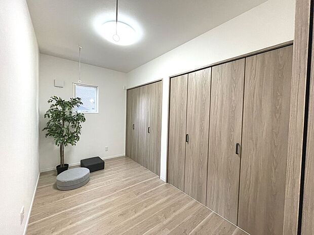 【【B号地】洋室】1階洋室の収納が充実していて助かります！