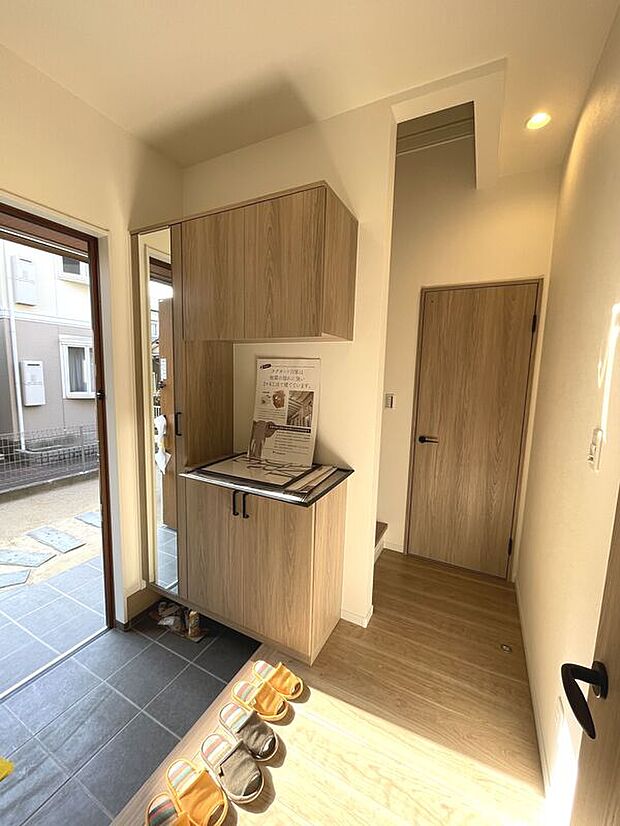 【【B号地】玄関】シューズボックス付きで玄関すっきり！
全身ミラーでお出かけ前の身だしなみチェックもできます。