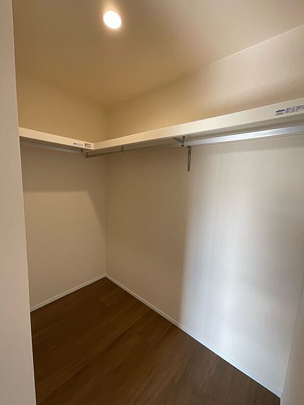 【ウォークインクローゼット】衣類はもちろん、キャリーケースやゴルフバッグなど大きな物も楽々収納できます！