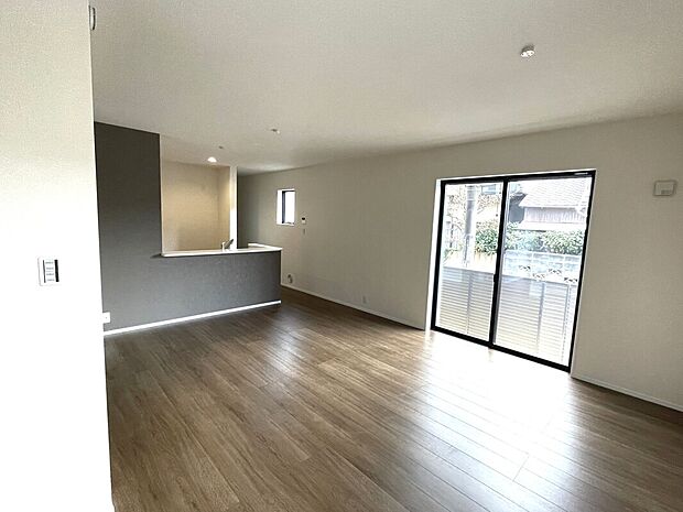 【リビング】南東向きの明るいLDK！