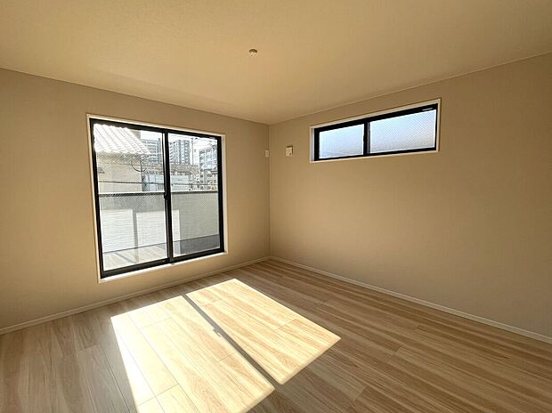 【主寝室】主寝室ゆったり10.2帖！