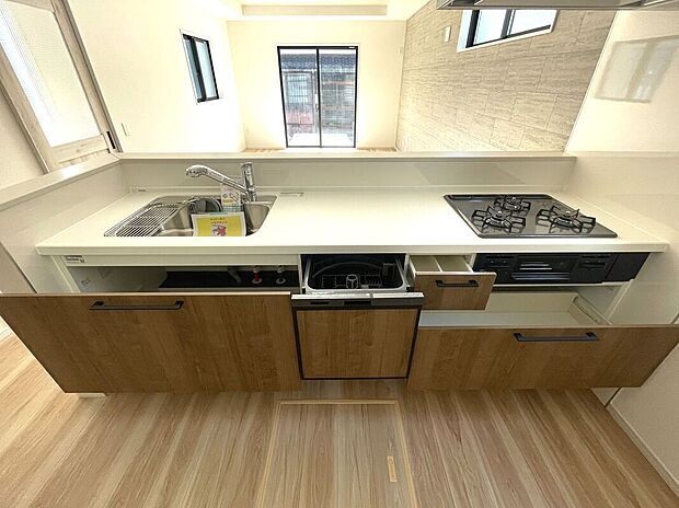 【キッチン】収納豊富なシステムキッチン！食器洗浄乾燥機付き♪