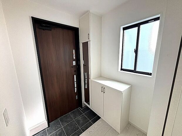 【【1号棟】玄関】シューズボックス付きで玄関すっきり！全身ミラーでお出かけ前の身だしなみチェックもできます♪