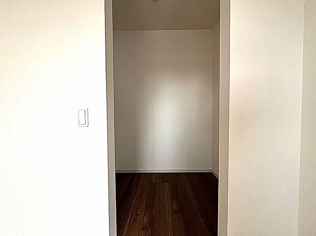 【【2号棟】ウォークインクローゼット】大きな物も楽々収納できるウォークインクローゼット！