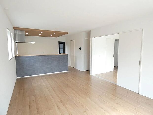 【【1号棟】リビング】LDK広々18.5帖!洋室とつなげてさらに広々24.5帖♪