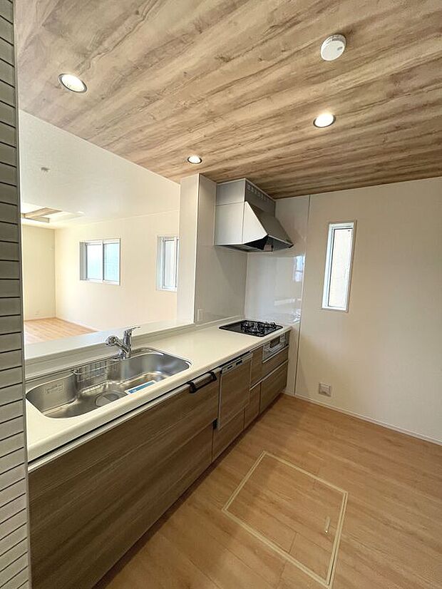 【【2号棟】キッチン】お洒落なポップアップ天井を採用♪