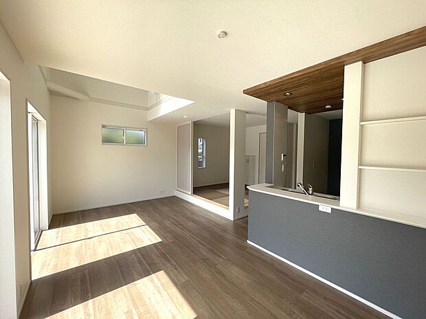 【【1号棟】リビング】対面キッチンがご家族のあたたかい時間を演出！