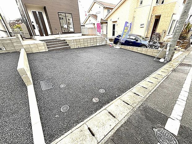 【【2号棟】外観】駐車並列3台可!