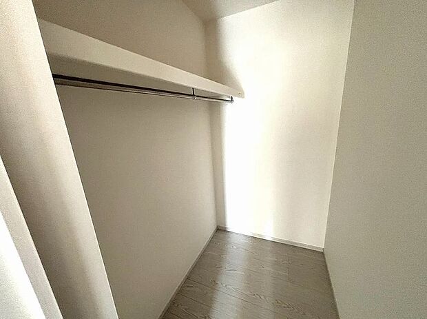 【【3号棟】ファミリークローク】廊下に独立した収納なので家族で利用できて便利