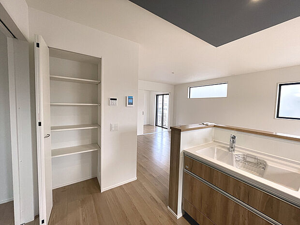 【パントリー】キッチン横にパントリー収納があり便利！