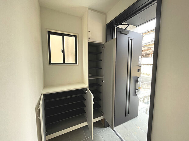 【玄関】シューズボックス付きで玄関すっきり！