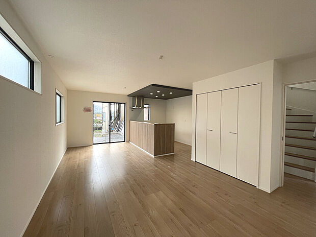 【リビング】LDK広々17.2帖！対面キッチンがご家族のあたたかい時間を演出♪