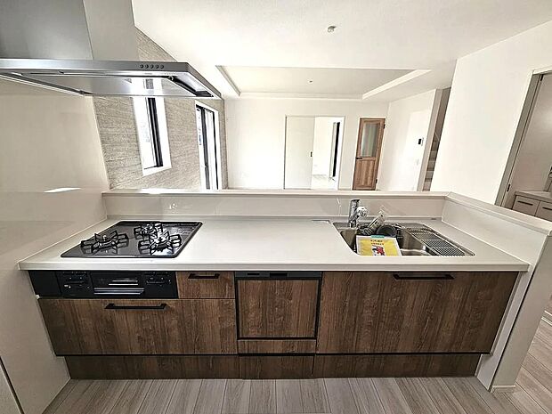 【【1号棟】キッチン】木目調のお洒落なキッチン！