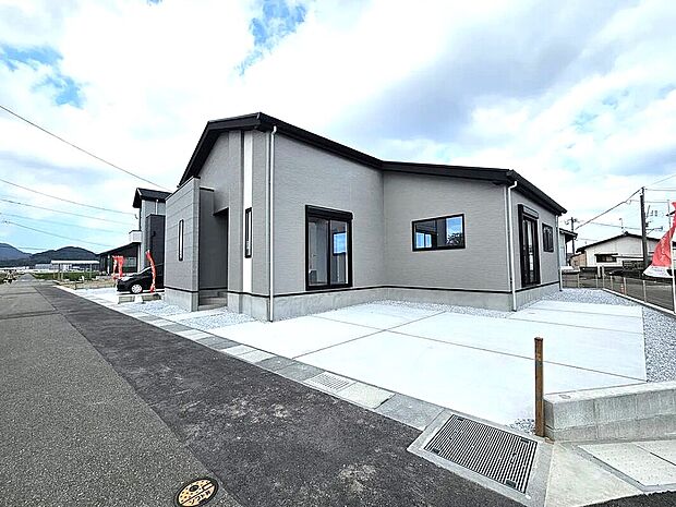 【【2号棟】外観】駐車3台可！