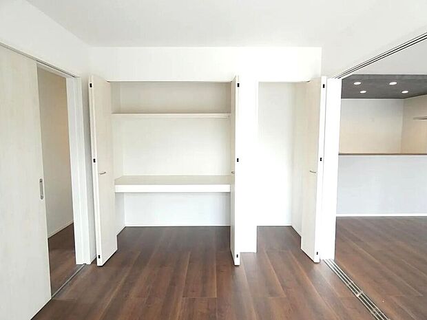 【【1号棟】1階洋室】1階洋室の収納が充実していて便利！