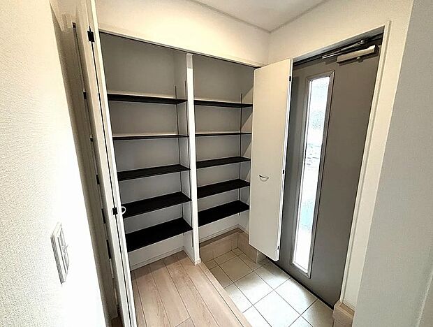 【【1号棟】玄関】シューズクローゼット付きで玄関すっり片付きます!