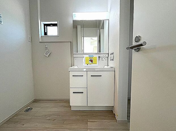 【【1号棟】洗面脱衣室】窓付きの明るい洗面脱衣室！使い勝手の良いお洒落な洗面化粧台♪