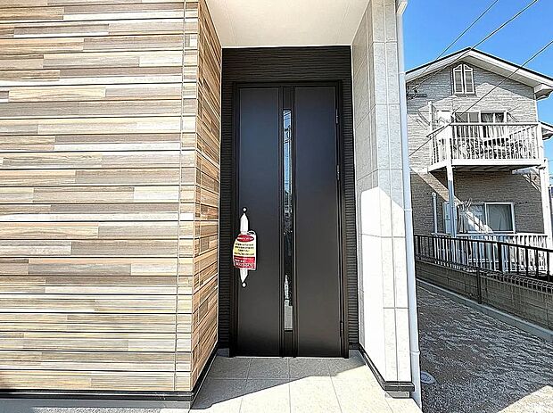 【【2号棟】玄関ポーチ】防犯性の高い玄関ドア！