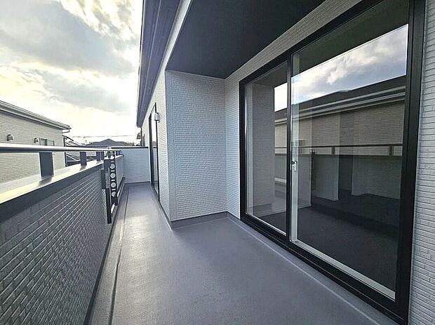 【【2号棟】バルコニー】バルコニー南東向きで陽当たり良好！