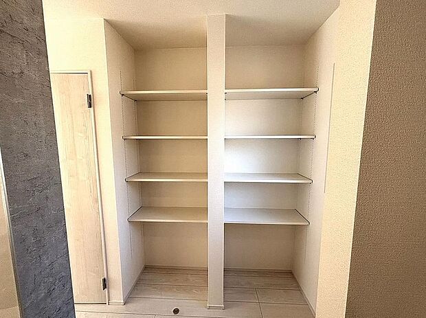【パントリー】キッチン横に可動棚付きの大容量パントリー有り！