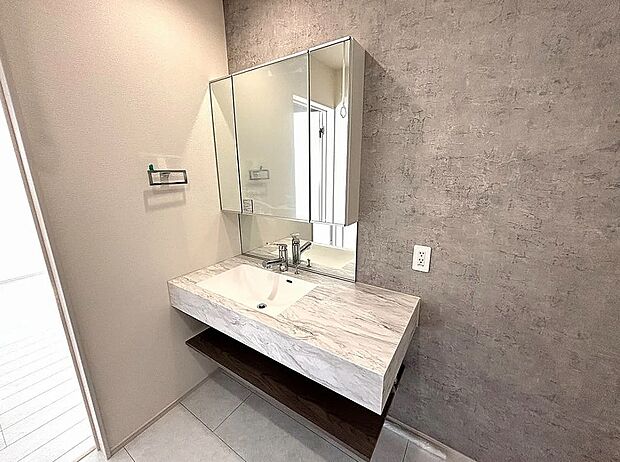 【洗面脱衣室】ゆったりとした洗面脱衣室で朝の混雑時も安心！ホテルライクでお洒落な洗面化粧台♪