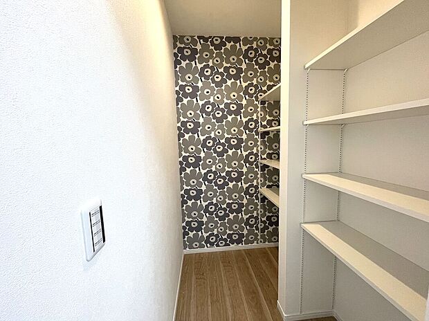 【パントリー】キッチン後ろに大容量のパントリー有り！壁紙がお洒落♪