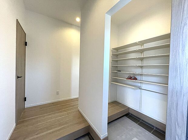 【玄関】広々シューズインクローク付きの開放的な玄関！