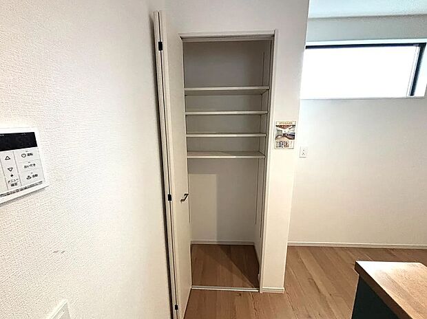 【【2号棟】パントリー】キッチンがすっきり片付くパントリー♪