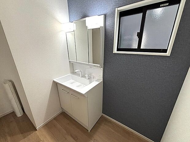 【【2号棟】洗面脱衣室】窓付きの明るい洗面脱衣室！