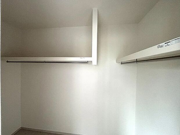 【【1号棟】ウォークインクローゼット】衣類はもちろん、キャリーケースやゴルフバッグなど大きな物も楽々収納できます♪