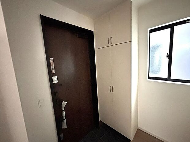 【【1号棟】玄関】シューズボックス付きで玄関すっきり！