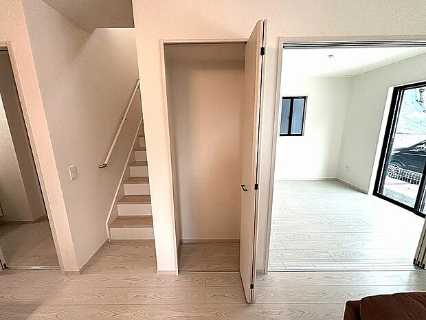 【【1号棟】リビング】リビングに収納があり便利♪