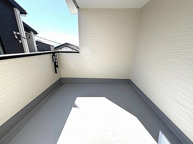 【【3号棟】バルコニー】使い勝手の良い広々屋根付きバルコニー！