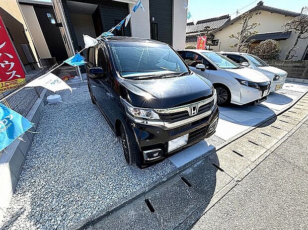 【【2号棟】駐車場】駐車並列3台可！