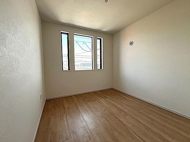 【【1号棟】2階洋室】窓辺からの日差しがあたたかさを演出します！