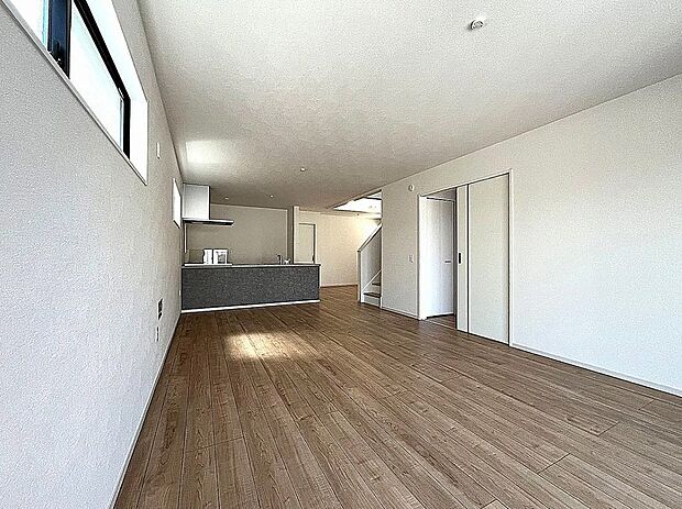 【【1号棟】リビング】LDK広々24.2帖で開放的！