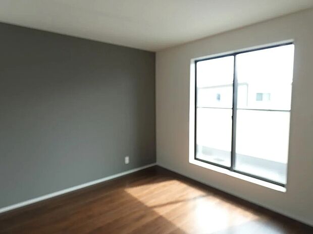 【2階洋室】主寝室ゆったり7.5帖!アクセントクロスがお洒落空間を演出♪