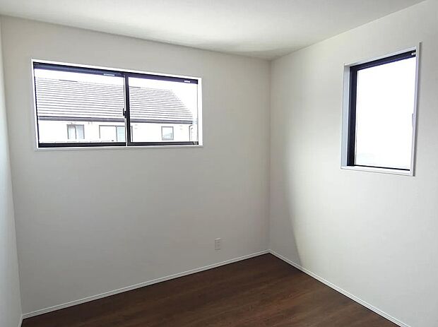 【2階洋室】窓辺からの日差しがあたたかさを演出します!