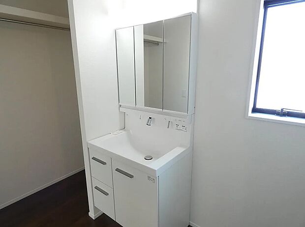 【洗面脱衣室】ゆったりとした洗面脱衣室で朝の混雑時も安心!パイプ付き枕棚があり便利♪