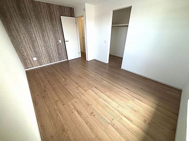 【【1号棟】洋室】アクセントクロスがお洒落空間を演出♪