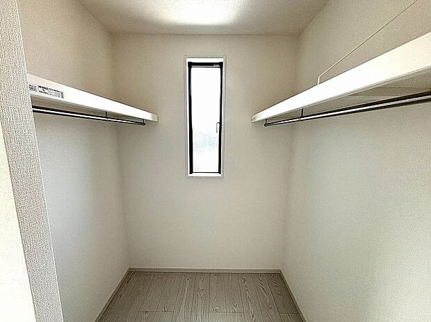 【【2号棟】ウォークインクローゼット】衣類はもちろん、大きな物も楽々収納できます♪