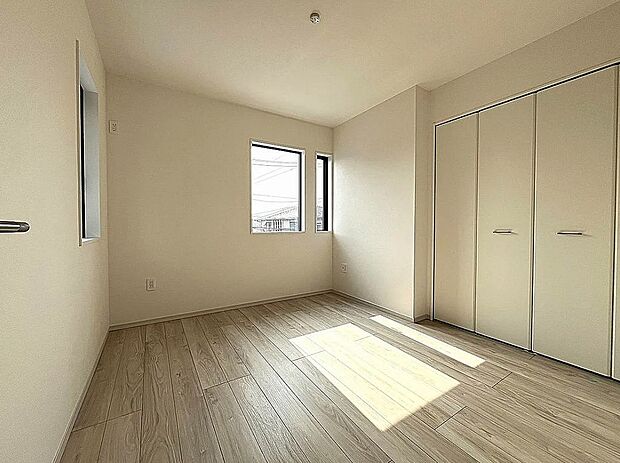 【【2号棟】洋室】窓辺からの日差しがあたたかさを演出します♪