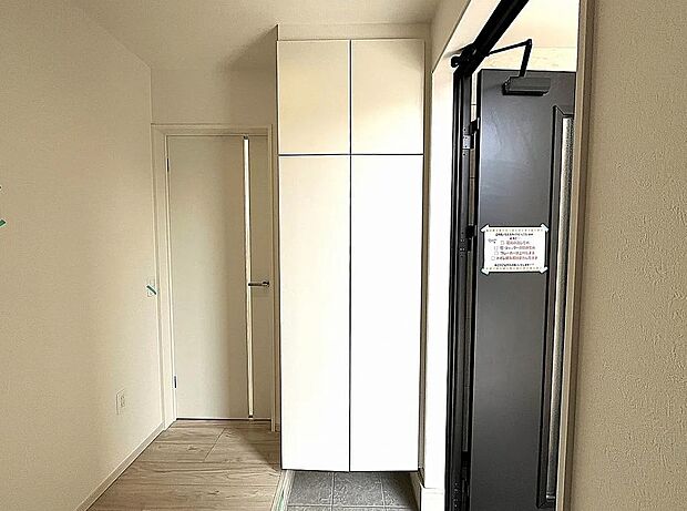 【【2号棟】玄関】シューズボックス+土間収納付きで玄関すっきり!