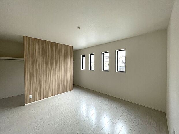 【洋室】主寝室ゆったり8帖!アクセントクロスがお洒落空間を演出♪