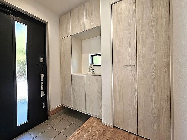 【【A号棟】玄関】シューズボックス付きで玄関すっきり！