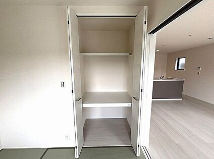 押入